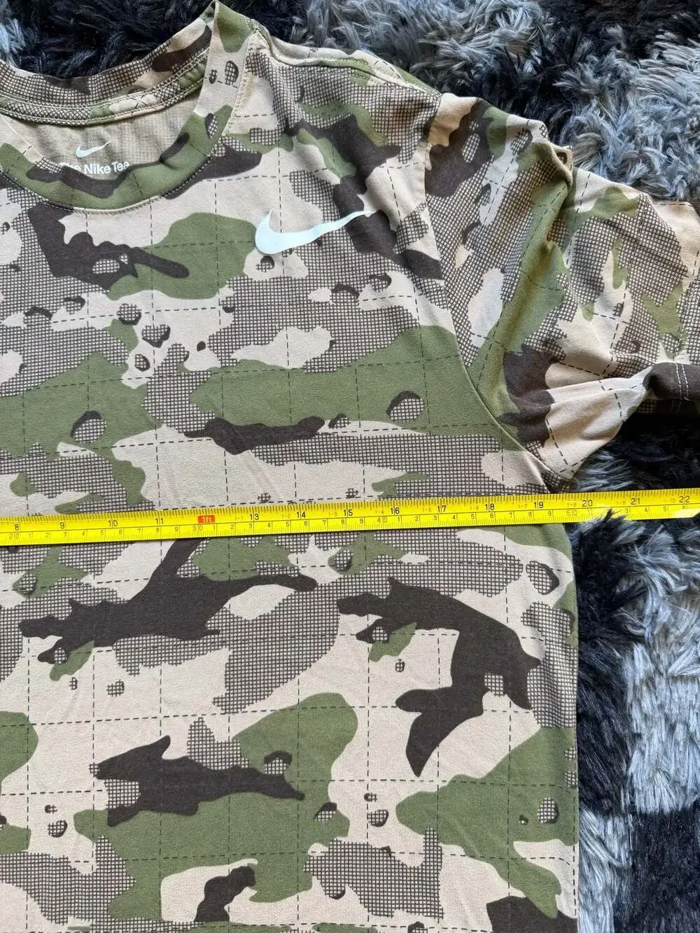 Nike Dri-FIT Men's Camo Training T-Shirt Khaki Grid Pattern